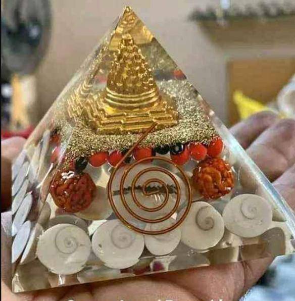 Vastu Correction Crystal Pyramid with Shree Yantra and Gomati Chakra for Money and Success